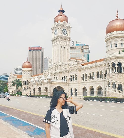 Cause a smile is the prettiest thing you can wear
.
.
#DYRKlilingKL #explorekualalumpur 
#travelling #malaysia #dataranmerdeka
#travellinggram #letsgosomewhere #keepexploring #travelworld #clozetteid