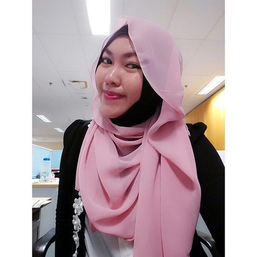 Hijab soft pink kesukaan aku 😻💚💋 #OOTD #ClozetteID #ScarfMagz #HOTD