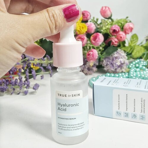 💧TRUE TO SKIN HYALURONIC ACID SERUM [REVIEW]💧
.
Sebagai pemilik tipe kulit kering, aq selalu menggunakan HA serum dalam rangakian skincare routine ku. Karena Hyaluronic acid tipe serum yang paling aman buat di layering dengan activ serum lainnya. Dan Finally 3 minggu ini aku udah pake HA serum dari @truetoskinofficial
.
Fyi True to skin adalah brand skincare lokal dengan konsep produk yg berdasarkan pada bahan aktif serta ingredients yang minimalis tanpa alcohol,no paraben,no fragrance,dan aman untuk ibu hamil. Makin cinta deh kalo liat list ingredients nya yg gentle gini 😍
.
🔷TEKSTUR & AROMA
Teksturnya cair tapi masih sedikit ada kentalnya, aromanya kayak asam gitu tapi gak terlalu tercium.
 .
🔷KESIMPULAN
Serum ini cepat menyerap di kulit dan gak meninggalkan rasa lengket. Cukup 2 tetes aja udah bisa semuka,jd hemat 💕😆 Dari berbagai merk HA serum yg udah ku coba, menurutku HA serum dari True to skin ini ringan sih secara tekstur dan formulanya . Walaupun ringan,tapi hidrasinya tetap terasa dikulit dan bikin kulit terasa lebih kencang gt. Di layering moisturizer setelahnya pun malah bikin moist nya cepat nge-Set di kulit dan gak bikin tambah lengket/berat. Oia Kulit wajahku sempat bertekstur krn gak cocok sunscreen jadi aku meminimalkan layering serum dan HA serum ini membantu banget memperbaiki teksturnya, efek soothing nya terasa ✨ Harganya juga super affordable 109rb 😍
.
.
#Truetoskin #LoveYourTrueSkin #HAserum #Hyaluronicacid #hyaluronicacidserum #lokalbrand #Skincare #skincareroutine #reviewskincare #sbn #startwithsbn #socobeautynetwork #clozetteid #skincareindonesia #nightroutine #skincarereview