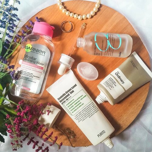 ❤#SKINCAREEMPTIES BULAN JULI❤
.
Pengen posting juga tiap awal bulan skincare empties biar tau produk2 apa aja yang berhasil dihabiskan...
Dan selama Juli kemarin produk yang habis ada 4 produk
.
🌼GARNIER MICELLAR CLEANSING WATER: ukuran 125ml benaran habis dalam 1 bulan, karena gampang dicari di indomaret jadi bulan juli kemarin beli ini,dikulitku aman tapi no repurchased bulan Agustus ini keculi kepepet 😂😂
.
🌼COSRX TRIPLE HYALURONIC MOISTURE AMPOULE : akan Repurchased bulan depan tapi bulan ini gnti HA serum yg rada murce dulu 😂😂 oia uk 40ml ini habis dalam 4 bulan
.
🌼 PURITO CENTELLA GREEN LEVEL UNSCENTED SUN SPF50 PA++++ : bakal repurchased next time,bulan ini mau coba physical sunscreen yg baru dibeli 😋
.
🌼THE ORDINARY AZELAIC ACID : repurchased ✔ walaupun teksturnya agak gengges,tapi ku mulai suka 💕
.
#skincareempty #skincarereview #clozetteid #theordinary #azelaicacid #purito #cosrxtriple #skincareindonesia #sbn #socobeautynetwork #empties #skincare #skincareindonesia #reviewskincare #reviewskincareindonesia #toazelaicacid #theordinaryazelaicacid