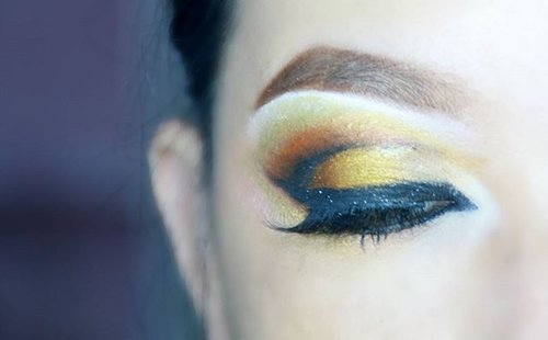 Summer Color Inspired 🌻🌲🍁
Product used : 
Brows : @shuuemuraid brow:sword and bit of brown shadow.
Eyeshadow : @sugarpill flamepoint, buttercupcake, tako and bulletproof.
Liner : #jessegirl eyeliner black
.
#eotd #clozetteid #sugarpill #shuuemuraid #shuuemura #wakeupandmakeup #matacantik #eyeoftheday #eyeshadow #makeup #muajkt #makeupartistjakarta #dressyourf