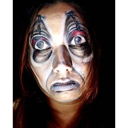 My face when i am not sleeping for a month *o*
.
Recreation from @lola_bergaya and find it difficult to make the eye at first but better at 2nd try. .
I am using @coverdermindo as a base and mixing it with brown, black and white eyeshadow to get other color. Oh, and red on the eye was @nyxcosmetics primal color hot red.
.
#clozetteid #motd #creepymakeup #jordanhanz #alexfaction #dupemag #annalingis #mariamalone1122 #mykie_ #lauraj_sfx #illusionmagazine #mehronmakeup #jinnymakeup #jasamakeup #jasafacepainting #facepaint #faceart #facepaintingjakarta #facepainting #facepainterjakarta