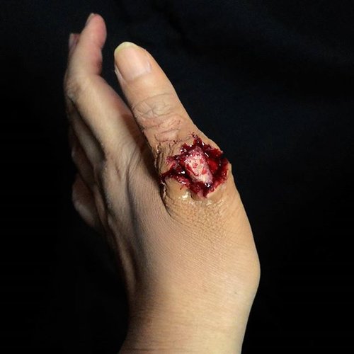 Feeling creative today. Definitely inspired by @powdah, here's my exposed finger. .Done using @mehronmakeup synwax, @globalcolours stage blood and bit red and black eyeshadow..#sfx #clozetteid #mehronmakeup #specialfxmakeup #specialfx #powdah #mykie_ #faceoff #lauraj_sfx #jordanhanz #luvekat #illusionmagazine
