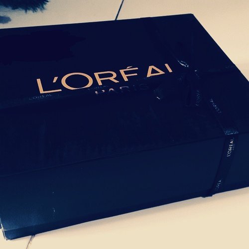 Arrived safely! My 1st beauty box from @lorealparisid consist of 2014 Best Product of L'oreal. Thankyou very much, and wait for the unboxing and review soon!

#indonesianbeautyblogger #beautybox #lorealparisid #loreal #bbloggers #internationalbeautyblogger #instapic #picoftheday #clozetteID #potd
