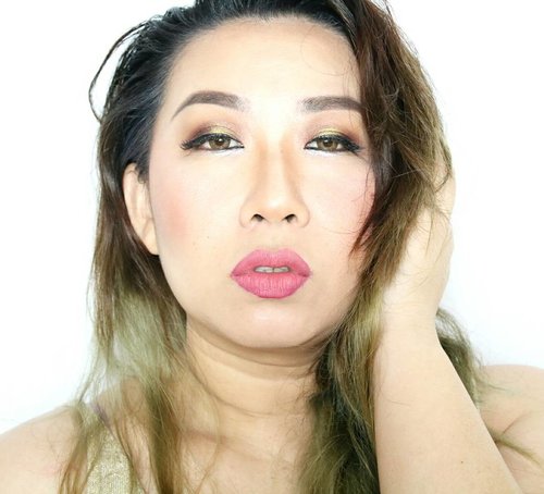 Sugeng Ndalu!!!
.
Ijek pingin mangan sego megono, tapi arep metu omah kok rasane uabot. Wis dadine posting foto bae lah.
.
Produknya udah lupa. Tapi lipennya @purbasari_indonesia yang azalea. Anyway udh nonton video revienya belom? Clickable link di bio yaa.
.
.
.
.
.
#lipstik #lipstikmatte #purbasari #lipstikpurbasari #clozetteid #fdbeauty #bloggerperempuan #bloggerslife #indobeautygram #ibv #beautybloggerindonesia #beautychannel #youtubers #youtuberindonesia #fiercesociety #makeupnatural #makeupgeek #makeupartist #muajakarta #muakelapagading #wakeupandmakeup #undiscovered_muas #bbloggerid