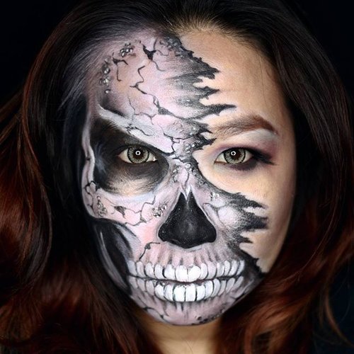 Skull is my addiction 😀😀😀😀 have a lot skull painting lately. So this is Day 15 of #hobhalloween Half Skull. ..To create skull, I am using @mehronmakeup liquid makeup white and #paradisemakeupaq black, and @sugarpill bulletproof and tako...#clozetteid #mehronmakeup #jinnymakeup #31daysofmehronhalloween #elainabadrohalloween #halloween #halloweenmakeupideas #hanzoween #jordanhanz #lauraj_sfx #luvekat #dehsonae #mykie_ #vanityvenom #alexfaction #illusionmagazine #dupemag #annalingis #mariamalone1122 #creepymakeup #scarymakeup #skulls