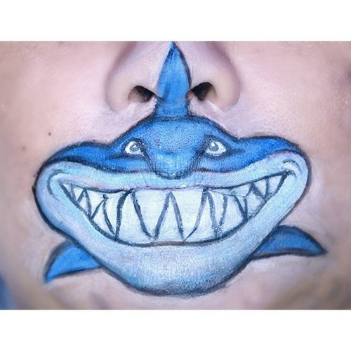 Shark! Because day 14's theme on #thelipswatchchallenge is Animal and i have some special interest about this cute killing machine i decided to draw a shark on my lip 😄😄 only takes a few minutes to draw this and i kinda like it 💝💝🐬🐳🐋🐡
.
.
I am using @mehronmakeup liquid makeup white & black and @officialsnazaroo cake paint.classic blue and metalic blue.
.
#clozetteid #lipswatch #lipart #shark #lipstick #facepaint #faceart #facepainting #belajarmakeupjakarta #jasafacepainting #muajkt #paradisemakeupaq #snazaroo #makingfaces #jinnymakeup #mykie_ #wakeupandmakeup #elainabadrohalloween #halloweenideas #undiscovered_muas #halloweenmakeupideas #mehronmakeup #illusionmagazine #dupemag