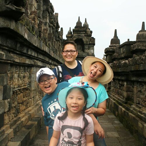 The Unarso! .Still at Borobudur Temple, here's our family pic. Luckily, we can find an empty spot to taking pic (there was like a thousand people at the temple at that time!)..Sunlight was quite bright that day. All of us wearing #sunscreencream to protect our skin from the sunburn. Thanks to the sunscreen, our skin are saved 💜💜.---------------.Fam pic pertama yg gw uplot di 2018! Hahaha. Hoki banget loh bisa nemu satu spot kosong biat foto mengingat di Borobudur ada sekitar ribuan orang yang datang. .Sinar mataharinya lumayan terik pas kita di atas candinya. Untungnya kita ga lupa pake sunscreen. Dan untungnya, sunscreen nya lumayan oke buat mencegah kita dari sunburn...#holidayseason #borobudurtemple #familyphotography #liburansekolah #sunscreen #fotokeluarga #clozetteid #fdbeauty #tahunbaru2018 #yogyakartatrip #yogyakartacity