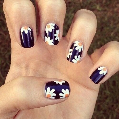 Daisy flowers on your nails hmm beautiful 