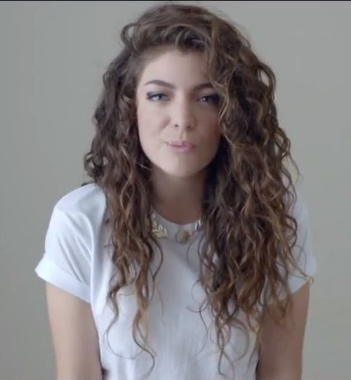 Lorde layer hair cut ideas for curly hair