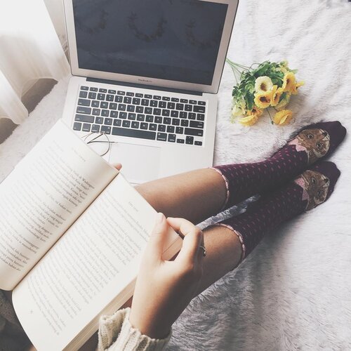 Baca buku + nonton film favorite di kasur yang nyaman plus di temenin sama kaos kaki super lucu dari @sokesokus di cuaca yang bikin mager gini rasanya bikin betah lama-lama di kamar 😌😌😌
.
.
.
#deniathlyreview #clozetteid #starclozetter #lykeambassador #kaoskaki #socks #sokesokus