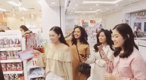 #EminaXGuardian Shopping Race & Makeup Challenge 💓💓..Seru banget bisa ketemu temen-temen baru sesama pecinta @eminacosmetics 💓 Mulai dari Main games bareng, Shopping race dengan dikejar kejar waktu, plus ada makeup challenge yang bikin peserta jadi deg degan 😋..We did it girls!! @adinda_nana @irawatiliana @anggiapitaomas @shannon.tjoa @risadoktya @fitripithul 💓💓 #eminacosmetics #eminagirlgangambassador #eggabatch3 #eminagirlgang #clozetteid