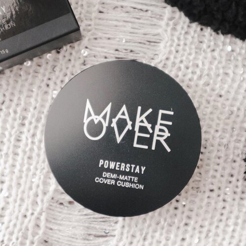 Mau share quick review soal @makeoverid Power Stay Demi-Matte Cover Cushion nih✨
⠀
Jadi dia ini punya 6 shade, dan kebetulan aku nyobain shade W22. Awalnya aku pikir bakal terlalu gelap, ternyata shade ini di aku malah terlalu terang, jadi harus di cover lagi deh pakai loose/compact powder yang warna nya lebih gelap dari tone kulit biar ngga kayak pakek topeng ondel2 😂
⠀
⠀
✨ Packaging nya so far ngga banyak perbedaan sama cushion2 lainnya ya. Tapi kalo di bandingin sama sister brand nya, doi agak lebih gede sedikit ukurannya. All black, jadi menurut aku simpel dan oke banget
✨ Coverage medium dengan finish look matte sesuai namanya hehe. Tahan lama ngga? Aku pakai kurang lebih 2 jam sih di bagian T-zone tetap kilang minyak yaa, tapi doi tetap stay in place. Ngga pecah atau kering, udah luntur tapi ngga blawur kemana-mana.
✨ Menurutku pakai 1 layer aja udah cukup mengcover dengan baik, kalau lebih dari itu kayaknya malah terlalu over (di aku) soalnya harus di cover lagi pakai powder.
✨ Oh iya, dia juga mengandung SPF 50 dan PA+++ tapi yaaa tetap, aku ga mau skip pakai sunscreen sebelum nya😂
⠀
Harganya sekitar 200rban. Repurchase? Yes tapi aku harus pilih shade yang bener bener cocok di aku👌🏻 Review lengkapnya bakal ada di blog www.deniathly.com malam ini yaaa. +++sama foto foto before after kilang minyak dong🤪🥰
⠀
#clozetteid #deniathlyreview #jogjabloggirls #makeover #cushionmakeover #makeoverreview #beautyblogger #beautybloggerjogja