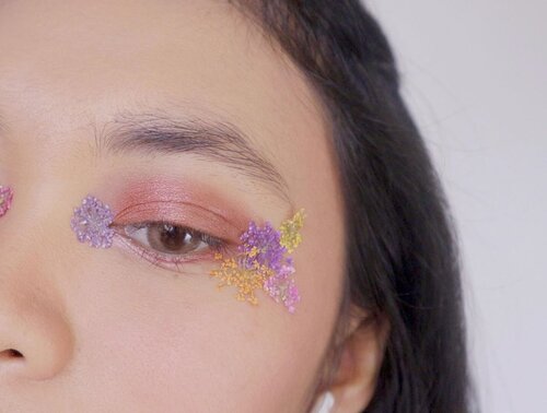 Let me post this eye’s makeup to appreciate the process 🌸🌸
.
.
.
#clozetteid #deniathlylooks .⠀
#deniathlymakeup #makeup ##makeupinspiration #makeupinsta #jogjablogger #videoinspiration #videokecantikan #inspirasimakeup #makeuptutorials #videomakeuptutorial #tutorialmakeup #jakartabeautyblogger #jogjabeautyblogger #jogjabloggirls #bloggerkecantikan