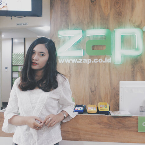Dulu pernah cobain yang namanya facial biasa dan emang gamau ngulang lagi karena rasa sakitnya 😖 Tapi ternyata, facial di @zapcoid ini beda banget! Sama sekali ngga ada rasa sakit, bahkan wajah gak memerah dan gak bengkak setelah facial. Jadi pengen balik lagi!! 😆..Buat cerita lengkap pengalaman nyobain ZAP Photo Facial bisa baca di www.deniathly.com atau klik link di bio ya! 💖❤️..Thank you so much @clozetteid and @zapcoid 💋#clozetteid #starclozetter #deniathlyreview #zapclinic #zapphotofacial