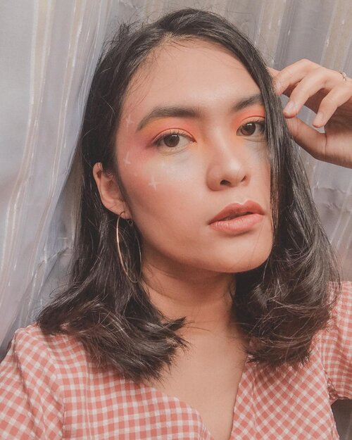 Habis kehujanan sama kepanasan kemarin. Jadi ada pelangi bukan di matamu tapi di wajahku🌈🌈
⠀
Iseng iseng ngga berhadiah~ habis ini bikin makeup look apa lagi yaaa?
⠀
Rencana nya mau bikin tutorialnya, tapi kok kayaknya belum rapih banget hasilnya. Ngga di post juga sayang. Se sayang aku sama kamu yang rajin banget komen, love you🤪🥰
⠀
Dah ah~
Produk yang di pakek buat eyeshadow ini eyeshadow palette nya colorpop sama mineral botanica plus naavagreen.
⠀
Mau beli yang lain tapi nabung dulu yaaa🙃
⠀
#deniathlylooks #clozetteid #jogjabloggirls #beautyblogger #jogjabeautyblogger