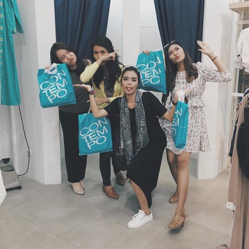 Geng gula dipersatukan kembali oleh Contempo. Terimakasih @contempo_id 😂😂🙅🙅 .
Will be post anout Contempo Inspiring Fashion on the blog asap! Don't forget to always check out my blog www.deniathly.com 💖 .
.
.
.
.
#fashionblogger #yogyakarta #contempo #contempoid #blogger #potd #ootdyk #clozetteid #starclozetter