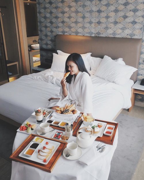 Remember when i woke up like this with a beautiful smile at a wonderful place like @alilasolo ♥️ as I promised you.... my review about Alila Solo and how i spent my staycation is up on the blog! ..Please click the link on bio or just visit www.deniathly.com 😍😍😍 #AlilaSolo ....#deniathlyreview #clozetteid #starclozetter #lykeambassador #alilahotels #fabcollective