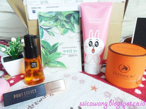 See my unboxing @hermoid beauty box on my blog 💗 
Don't forget to visit 😉👌
.
.
.
#clozetteid #hermoID #hermoidwearecoming #hermobox #clozettexhermoID