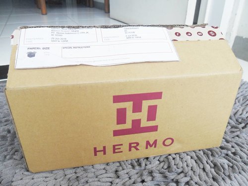 A gift from @hermoid 🙆What's inside the box (?)...Unboxing and review soon on my blog 🔜Always stay tuned my blog 😉👌#clozetteid #clozettexhermoID #hermoidwearecoming #hermoID