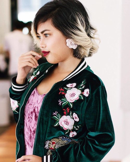 Love the details of this bomber from @rosewholesale_official 🌸🍃🌺 oh i'll post on my blog #alittlecolor this week 👌🏻
•
📸 by @firmanhidayatt_ 🙌🏻
Happy sunday, have a great weekend guyss 💕
#clozetteid #rosewholesale #bomberjacket #flowers