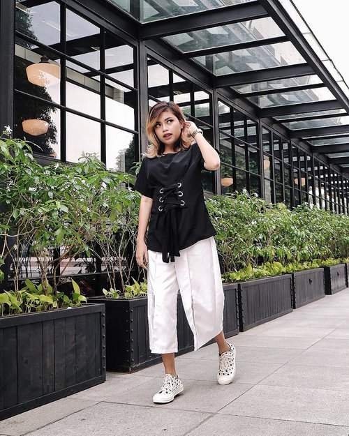 Yeaaay! Finally it’s friday 🖤happy long weekend gaesssss 🙋🏼
•
Wearing black lace-up top from @61clothing paired with slit pants from @amygostore ✔️🖤
📸 by @andikarakass 🙏🏻
#SonyaThaniya #ClozetteID #ootd #endorseonya #mono