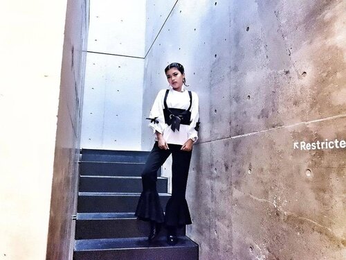 My outfit a few days ago 🖤🖤
•
📸 by @ellenstephaniee 👌🏻
#clozetteid #OOTD #blackwhite #monochrome