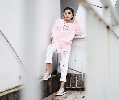Love yourself first and everything else falls into line. You really have to love yourself to get anything done in this world 💕💞 #spreadlove
•
🌸 laceup sweater from : @rosewholesale_official 💕
📸 taken by @nadiineettt 🙏🏻
#sonyathaniya #clozetteid #clozetteambassador #endorse
