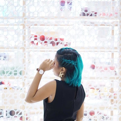 Don't worry about those who talk behind your back. They are behind you for a reason. #givelove 🤗
•
📸 by @dhiasss 🙏🏻
#OnyasHairStyle #turquoisehair #clozetteid #whatwelikeco