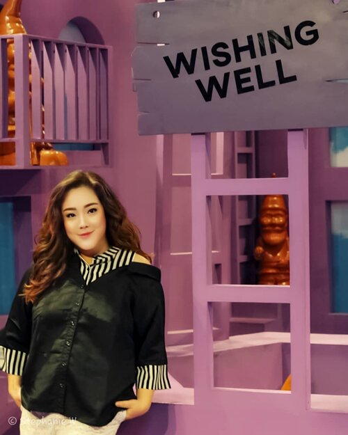 Di spot "wishing well" @haluuworld ini kalian bisa lempar uang koin ke dalam kolam yg ada patung kurcacinya lohh... konon katanya kalo koin yg kalian lempar bisa kena ke patungnya semua yg kalian minta bisa terkabul eitss bukan takabur lohh jengg 😂😂
#haluuworld spotnya banyak and zuper instagrammable pisan euyy 😏😏 jadi maapkeun kalo kali ini mekap-anku agak lebayyy plus rambutnya alayyy coz kalo ga cetiaarrr kelibasss habiss di kameraaa tsaayyy 😎😎😎
.
.
.
"Semoga saya cepeeettt kuuurrusss" 🙏😁😁😁 ini sih permohonankuhhh 😂😂😂 kira2 apa wishing kalean yahh?? 😂😂
.
.
.
📸 @matthewckck
.
.
#ootd
#ootdfashion
#summeroutfit
#lifeissosimple
#travelwithstyle
#stylewithme 
#selfie
#stevydiary
#thanksgod
#instagram
#walkwithstevy
#celebratemysize
#plusmodelmag
#lookbookindonesia
#endorsement
#ootdasia
#clozetteid