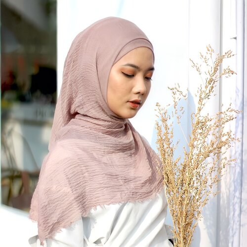 trying something new, keluar dr karakter yg biasanya fierce mencoba untuk lebih kalem karena photoshoot katalog hijab.