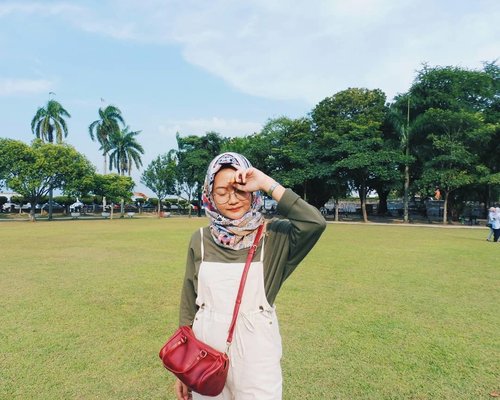 Sunny afternoon☀Happy CNY, btw!#sancaystravel #padangkotalama #travelpenang #penangmalaysia #clozetteid #ootd #travel #sunnyday🌞 #hijabtravellers #travelgram