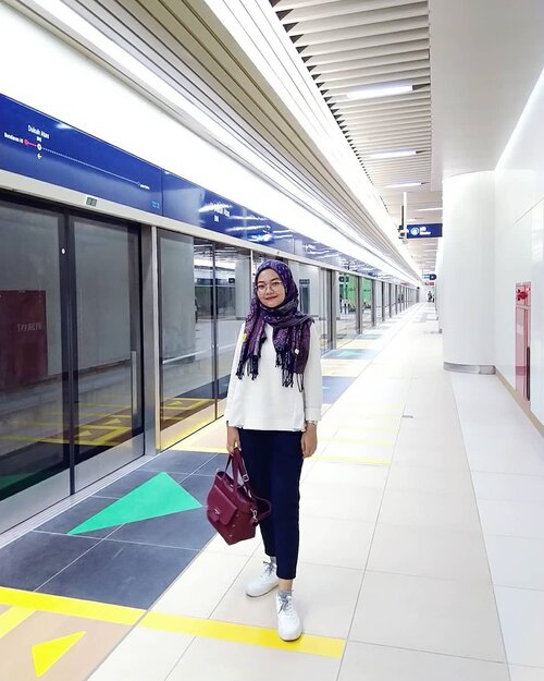 Look at my happy face🥰Pertama kali naik MRT tahun 2013 pas ke Taipei, disitu berasa banget timpangnya karena pada saat itu di Indonesia bahkan KRLnya masih ada KRL ekonomi yg super semrawut😭Trus tahun-tahun berikutnya ke negara tetangga, Bangkok, KL, SG semua udah ada MRT atau sejenisnya yang super reliable dan super nyaman. Makanya pas proyek MRT di Jakarta ini sudah dimulai dan selesai I'm super excited sekaligus terharu karena akhirnya Jakarta juga punya😭Sekarang infrastruktur sudah ada, hal yang nggak kalah penting adalah mengubah/menciptakan budaya masyarakat menjadi tertib saat menggunakan MRT. Sesimpel kalau mau naik harus antri teratur di garis yg sudah ada, mendahulukan yang turun, nggak makan/membuang sampah di dalam kereta, dan hal lain yang bisa membuat perjalanan menggunakan MRT jadi lebih nyaman untuk diri sendiri dan orang lain.Kalau masih suka serobot antrian, mau naik kereta pintunya dikepung kayak mau tawuran, dorong-dorongan, buang sampah sembarangan, ya kita susah untuk maju bersama menjadi masyarakat yang lebih baik.Tapi aku percaya kita semua bisa menjadi lebih baik, perlahan-lahan😊#mrtjakarta #mrtjkt #jakarta #jakartaindonesia #spreadhappiness #happyface #sancaystravel #clozetteid #ootd