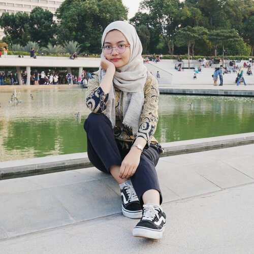 Casually chillin' in the park⛲🍃..[Swipe➡️] Btw, walaupun sering dipake, kita bisa loh bikin sneakers kita selalu wangi. Caranya tinggal disemprotin pakai SOE Freshener dari @soecare. SOE  freshener adalah pewangi serbaguna yang bisa digunakan di sepatu, helm, tas, sendal, topi, dll. Udah ada kandungan antibakterialnya juga👌Aku pakai yg varian cream, wanginya enak bgt vanilla+jasmine♥️...#soecare #pengharumserbaguna #freshener #ootdhijabstyle #trendhijabootd #lapanganbanteng #visitjakarta #wisatajakarta #clozetteid #beautynesiamember #cchannelbeautyid #theshonet #vansindonesia