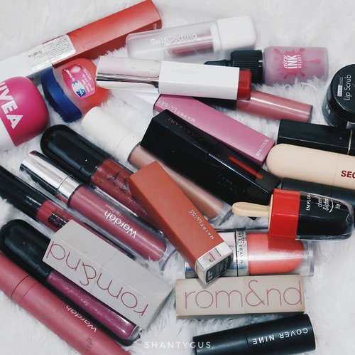 Siapa yang punya lipstick banyak tapi yang dipake itu-itu aja? 🙋‍♀️
.
.
#clozetteid #socobeautynetwork #lipstickaddict #lipstick #liptint #lipcream #lipcolor #lipstickswatch #lipsticklover #lipstickjunkie