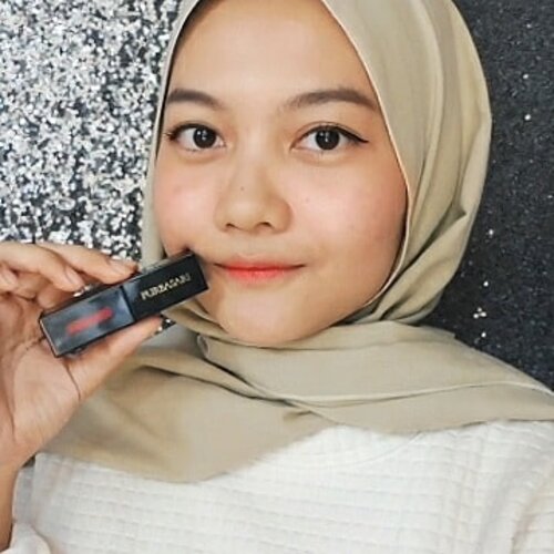 Purbasari Liptint♥️ Salah satu produk terbaru dari @purbasarimakeupid ini aslinya ada 3 warna, tapi aku cuma beli 2 warna aja.Duaduanya warnanya bagus😭 tapi sejujurnya aku lebih suka yang shade 03 Tangerine, karena lebih fresh menurutku.Tekstur liptint ini lumayan sesuai yang aku suka, jadi nggak terlalu watery yg super cair gitu, tapi lebih creamy. Ringan bgt di bibir.Nggak direkomendasikan langsung pakai kalau bibir blm lembab, karena dia bs ngumpul di dalem gt (tau kan ya maksudnya). Tapi kalau bibirnya udah pakai lipbalm sebelumnya, jadinya cantik👌Buat ketahanannya sih menurutku ketahanan seperti liptint pada umumnya. Biasanya abis makan siang sudah pudar, tapi mungkin kalau kalian pakainya tebal bisa lebih tahan lama, karena kalau aku, selalu pakai tipis (1 layer aja). Kalau mau nonton video swatchnya bisa langsung ke Youtube yaa~(Link di bio)#purbasari2in1colortint #purbasariliptint #liptintpurbasari #liptintlokal #makeuplokal #liptint #liptintswatches #clozetteid #theshonet #beautyjournal #sociollablogger #indobeautygram #indobeautysquad #tampilcantik #tipsmakeup