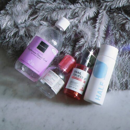 🌟 Product Empties 🌟Setelah lama ga bahas skincare2an, skrg bahas lagi yukkk beberapa produk yg udh ku pake sampe habis.Pertama ada shower scrub @scarlett_whitening yg varian pomegrante. Ini enak bgt sii dipakenya, wanginya enakk dan scrubnya gak kasar. Kadang ambil produknya suka kebanyakan soalnya kekencengan pencetnya😂, mngkin kalo pke pump lebih enak.Kedua, micellar water dri @bioderma_indonesia. Hrga memang gak bohong sih, soalnya setiap abis bersihin muka pke ini, kulit rasanya enak dan lembut bgt. Tp kalau utk remove maskara aku tetep rely sm micellar yg ada oilnya.Lanjutt ada Snail Truecica serum dari @somebymi.official_id. Aku suka bgtt sih tekstur serum ini, nyerepnya cepet😭 Setelah habisin 1 botol, klo di kulitku dia bantu utk mengurangi tekstur sm memudarkan bekas jerawat. Tpi tentuu gak se magic di iklannya yaa, yg muka tdinya bopeng bekas jerawat trus jdi mulusss shining shimmering. Mngkin itu butuh berbotol2 dan pakenya serangkai sm skincare dia yg lain.Terakhirr, ada toner Stay Toned dari @think.hale. Aku juga suka sm produk ini. Teksturnya sedikit sticky tp pas di kulit cepet menyerap tapi berasa lembabnya (?). Toner ini ngebantu utk melembabkan dan kyk soothe down my skin. .Mngkin kebantu juga gara2 WFH tpi mukaku jdi jarang jerawatan sih pas pake toner sama serum diatas...Anw, ada yg pernah pake produk2 diatas juga gaak? Sharing dibawah yuuk.#skincareempties #skincareaddict #skincarekorea #bioderma #somebymi #thinkhale #scarlettwhitening #clozetteid #femaledailynetwork #idskincarecommunity #startwithSBN