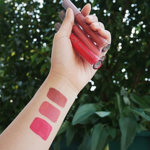 Madame Gie Magnifique Lip Liquide swatches😊Mumpung aku punya 3 shade dari seri ini, jadi aku buatin swatchesnya supaya ngebantu kalian kalo ada yg lagi bingung milih2 warna hehe.Dari atas ke bawah:- 405 Meow. Shade ini warna coklat nude. Kalo diliat dari luar keliatannya kayak coklat bgt, tpi pas dipake ternyata baguss, ngga bikin pucet. - 413 Sensation. Ini warnanya pink yang cantik tapi jdinya sedikit ngejreng sih kalau di bibirku. Jenis2 warna yg kurang aku suka, tpi bisa dipakai jadi base ombre.- 409 Caress. Warna ini yang paling bold diantara ketiganya. Pink tua yang cukup shocking, bisa bikin looks jadi lebih cheerful atau lebih alive gitu menurutku. Kalau ngga mau terlalu bold, pakenya di bagian dalem bibir aja, bs diombre sama shade 413 jg.Kalo untuk lipcreamnya sendiri, menurutku cukup ringan tapi ada sedikit rasa lengket. Warna-warnanya pigmented dan bagus-bagus sih. Harganya affordable bgt, cuma 15ribuan.@madame.gie#madamegie #madametogo #magnifiquelipliquide #lipliquide #lipcream #lipsticklover #lipstickswatch #lipcreamswatch #clozetteid #socobeautynetwork #cchannelbeautyid #beautybloggerindonesia #tampilcantik