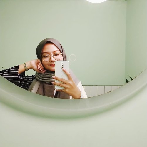 That mandatory bathroom mirror selfie✨#cliqcoffee #clozetteid #selfie #hijabdaily #instadaily #instaselfie #mirrorselfie #nokiax6