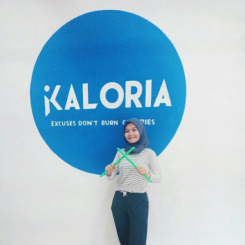 Kemarin nyobain Pound Fit buat kedua kalinya, kali ini di @kaloriastudio barengn temen-temen blogger dan @wi_wanitaindonesia.Walaupun malemnya paha sampe kaki langsung pegel2 semua tapi tetep suka sama olahraga ini😁Di swipe ajaa, ada video cuplikan pas lagi Pound Fit, maafkan diriku yang lemah dan masih newbie hehe😝Btw, di acara ini dapet bnyk banget goodies, dari @thesaemid, @dermaster_id, @biskuitkokola. Nanti aku review ya di blog.Jangan lupa olahraga ya guyss~#poundfit #kaloriastudio #wanitaindonesia #healthylife #clozetteid #olahraga #olahragasehat