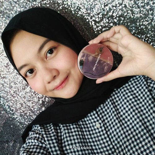 Salah satu produk favorit belakangan ini: Wardah Instaperfect Mineralight Matte BB Cushion.BB cushion ini cocok bgt buat sehari-hari, karena ringan dipakenya dan coveragenya juga sheer to medium. Jadi nggak keliatan makeupan banget😌Aku pake shade yg 12 Ivory dan warnanya masuk bgt di kulitku👌Dia itu finishnya agak dewy sbenernya, tapi krn aku selalu set pakai loose powder, jadinya keliatannya natural matte aja. Ada yg pakai ini juga nggak?☺️ #wardahinstaperfect #wardahinstaperfectbbcushion #wardahbeauty #bbcushion #reviewkosmetik #makeupaddicts #makeupseharihari #dailymakeup #clozetteid #theshonet #beautynesiamember #femaledailynetwork #cchannelbeautyid #qupasbeauty #tampilcantik #indobeautygram #hijabersbeautybvlogger