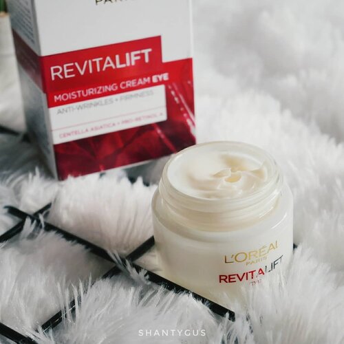 #TextureTuesday ✨Aku lagi mulai cobain eyecream baru, yaitu Loreal Revitalift. Sebenernya cobain produk ini karena mau nyamain sama essence Revitalift yang lagi aku pakai, supaya serangkaian gituu. Tapi produk ini memang menarik perhatian aku krn ada kandungan Centella Asiatica yang aku sukaa jg👌..Sebernya permasalahan kantong mataku bukan karena hitam tapi lebih ke kerutan halus yg mulai muncul😣 Dan umur pun udah 25 jadi udah merasa harus merambah ke skincare yang 'antiaging' atau sejenisnya....Produk ini teksturnya creamy. Meskipun begitu, dipakainya ringan dan nggak terlalu lengket. Aromanya aku kurang suka, agak menyengat sih menurutku...Menurutku eyecream juga penting seperti  moisturizer biasa, karena area bawah mata juga butuh pelembab. Di area itu juga butuh formula yang khusus karena lebih sensitif dan beda permasalahannya dengan bagian wajah yang lain. Apalagi untuk yang mulai berumur seperti aku, cobain deh mulai pake eyecream👌..#lorealrevitalift #moisturizingcream #eyecream #skincareindonesia #skincareroutine #idskincarecommunity #krimmata #reviewskincare #skincareproducts #lorealindonesia #matapanda #clozetteid #beautynesia #beautyjournal #theshonet #cchannelbeautyid #tipscantik #tampilcantik