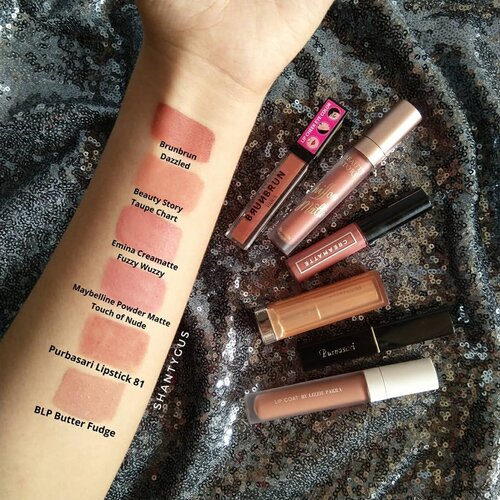 Hasil mengumpulkan semua lipstick di rumah (termasuk punya adek-adekku), jadinya aku bikin swatchesnya😊Aku bikin per warna, skrg yg seri nude dulu💕Warna nude juga ada banyak rangenya, kalau yg ada hint pink/orangenya, masih bisa dipake sendiri, tapi kalo yg coklat bgt kayak BLP butter fudge, paling enak buat base ombre👌Buat review masing-masing, aku udah pernah review semua kecuali yg purbasari, ada yg di IG dan di blog ku ya😊 Bahas dikit yg purbasari, menurutku teksturnya terlalu kering jadi kurang smooth pas diapply ke bibir. Tapi, aku tetep pake karena yg shade 81 ini warnanya cantik bangeet. Apalagi kalo lg pengen peachy makeup gitu😁Kalau lipstick nude favorit kalian apaa? Ada disini nggak?☺️ #brunbrunparis #lipcheekeyecolor #beautystoryid #eminacreamatte #eminafuzzywuzzy #maybellinepowdermattes #maybellinetouchofnude #maybelline #purbasari81 #purbasarilipstick #blpbeauty #blpbutterfudge #lipstickswatches #nudeslipstick #swatches #clozetteid #tampilcantik #cchannelbeautyid #lipsticknude