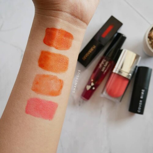 Orange Liptint Swatches🍊Kalo lagi bosen sama pink, dan merah berasa terlalu bold, i'll go with orange🧡 Aku suka shade orange karena ngasih kesan look lebih fresh dan youthful. Tapi memang agak tricky karena kadang bisa bikin pucet atau malah over ngejreng.Aku swatch dan bahas dikit beberapa liptint orange yg aku punya😊..Purbasari Liptint 03. Yang ini orangenya cukup vibrant tapi masih wearable untuk daily. Orangenya lebih ke orange tua. Pigmentasinya lumayan bagus. Teksturnya juga agak creamy, aku sukaa...Tonymoly Delight Tint 03. Liptint ini orangenya lebih ke arah kekuningan kalo dibanding sama yg purbasari. Teksturnya agak watery. Banyak bgt yg suka liptint ini, kalau aku jujur aja krg suka teksturnya krn gampang ngumpul di dalem bibir (?). ..Maybelline Liptint 07. Produk ini warnaya bagus, orange-peachy vibe. Kekurangannya adalah pigmentasinya yg sheer banget, bahkan untuk di swatch ini harus berkali-kali apply. Aku suka packagingnya sih, lebih elegan dan gampang dilihat warnanya...Covernine Liptint 03. Nah yang ini orangenya agak beda sih, lebih kearah peach nya menurutku. Produk ini teksturnya creamy. Aku suka tesktur ya sih, tapi untuk shade ini pigmentasinya lebih sheer drpd shade lain.Kalau kalian suka pake liptint orange yg brand apaaa?#liptintswatches #liptintpurbasari #tonymolydelighttint #maybellineliptint #coverninetint #swatchessunday #indobeautygram #tampilcantik #beautybloggerindonesia #beautygoersid #clozetteid #cchannelbeautyid #beautyjournal #liptintlokal #liptintkorea #orangelips #liptintorange