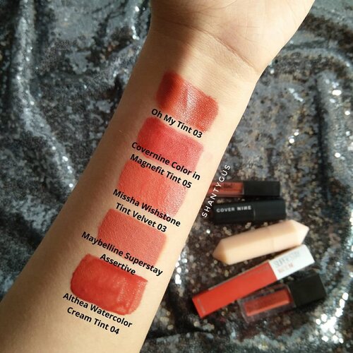 Selamat hari minggu semua💕Kalau kmrn aku udh share swatches yg seri nude, skrg aku kumpulin warna merah bata atau brick red✨Jujur aku paling suka pas swatch seri ini karena warnanya cantik-cantik bgt😍Aku bahas dikit-dikit yaa.. ✨Oh my tint 03✨ Nah ini produk asli thailand dan aku beli pas kmrn lg disana, pilihan warnanya cantik2 bgtt. Meskipun namanya 'tint' tp dia teksturnya lebih ke creamy gt sih. Enak dipakenya☺️ btw ini aku jual jg di olshopkuu @sagitta.shop ✨Covernine Color in Magnefit Tint 05✨Aku suka bgt wrna yg shade ini, dia jg smooth di bibir. Tp sayangnya agak kering jd hrs diprepare dl pake lipbalm. Kalian bs beli ini di @hicharis_official, 1 paket dpt 5 warna lgsg. ✨Missha Wishstone Tint Velvet 03✨Ini punya adekku sih jd aku gabisa kasih review, tp pas aku swatch yg paling menonjol itu wanginyaaa wangi bgt kayak  cake. Packagingnya juga super cantiqq, tp sayangnya dipackagingnya gaada nama shadenya. ✨Maybelline Superstay Assertive✨Aku udh pernah review ini di blogkuu, langsung aja meluncur ke sancays.comAku lg suka pake ini diombre sma BLP yg Butter Fudge, bagus dan tahan lama. ✨Althea Watercolor Cream Tint 04✨Aku jg udh pernah review inii di blog. Liptint althea ini dia kasih stain di bibir, jd wlwpun pudar masih ada warnanya. Abis ngeswatch aja susah hapusnya di tangan.Ada yg kalian sukaa nggak dari produk2 diatass?😊 #liptintswatches #lipstickswatches #lipmatte #ohmytint #ohmytint03 #covernine #colorinmagnefittint #misshawishstonetint #liptintmissha #maybellinesuperstaymatteink #altheakorea #featuredonalthea #watercolorcreamtint #swatches #brickred #tampilcantik #indobeautygram #theshonet #clozetteid  #femaledailynetwork