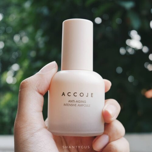 Di usia yang diatas 25 tahun ini, menurutku udah penting untuk mulai pakai skincare untuk anti-aging. Beberapa minggu ini aku lagi cobain produk dari @accoje_official, yaitu Accoje Anti Aging Intensive Ampoule. .Dari awal liat produknya, aku lngsung suka banget sama packagingnya. Warnanya soft pink dan bentuknya gemes banget✨ Selain itu, packagingnya juga pakai pump jadi lebih higienis saat ambil produk..Ingredients andalan produk ini berasal langsung dari alam Jeju, yaitu Jeju Seaweed Complex dan Volcanic Rock Aquifer Water dari bawah pulau Jeju. .Produk ini fokus merawat 'Pink Zone', yaitu daerah kantung mata, pipi, sampai pipi bagian bawah, dan memberikan efek kulit pink luminescence yang terlihat lebih muda..Yang paling aku sukai dari produk ini adalah teksturnya. Teksturnya silky dan ada efek glittery yang soft banget. Walaupun produk ini ampoule yang konsentrasinya tinggi, tapi sama sekali nggak lengket dan bener-bener gampang menyerap. Bisa dilihat di slide paling akhir ada videonya 😊.Buat yang mau liat lebih lanjut tentang produk ini, bisa buka link ini yaa, ada promosi khusus buat kalian❤️https://hicharis.net/shantygus/qSE...@hicharis_official @charis_celeb#CHARIS #ANTIAGING #AMPOULE #ACCOJE #JEJU #CHARISSTORE #charisAPP #charisceleb #antiagingintensiveampoule #accojeantiagingintensiveampoule  #skincarekorea #koreanskincare #antiagingskincare #Clozetteid