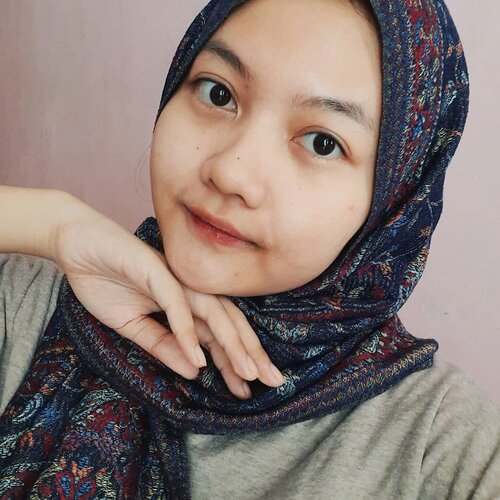 Barefaced ft kantong mata yang disponsori oleh jam tidur yang berantakan selama karantina🙃
.
Anw, dibanding awal2 karantina, semakin kesini makin ngerasa kulit semakin membaik kondisinya. Selain mungkin karena ngga kena polusi, tp juga krn pke skincare yg works dan cocok di kulit. 
.
Of course masih banyakk imperfectionnya kayak redness, blackhead dan bekas jerawat yg ga keliatan di kamera tpi udh berkurang dibanding sebelum2nya.
.
.
.
#clozetteid #socobeautynetwork #barefaced #skincareaddict #skincare