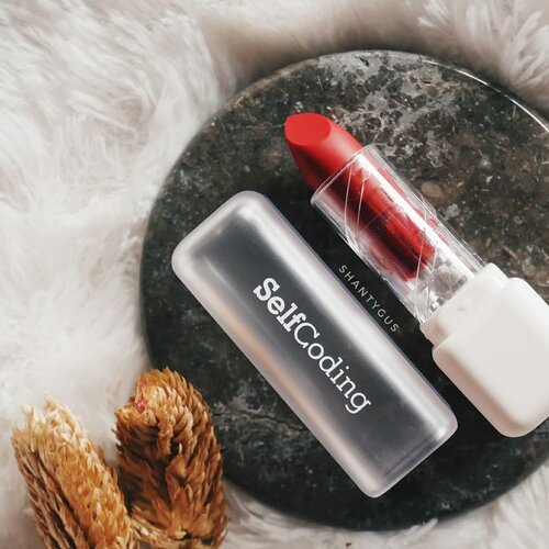 Siapa yg nggak tahan juga sama makeup yg packagingnya gemess? mari kita tos hehe🙌.Code Red: Soft Lipstick dari @selfcoding.official ini packagingnya super cutee dan unik beda dari packaging lipstick biasanya. .Teksturnya juga smooth bgt pas diaplikasiin ke bibir, rasanya ringan dan bikin efek smooth lips..Ada beberapa ingredients unggulan di produk ini, yaitu alpukat, coconut, jojoba dan roseship yang bikin produknya makin oke..Ini aku pake yang shade Trust, warnanya merah yg bisa bikin penampilan jadi lebih fresh👄.Buat yang mau liat2 shade lainnya atau mau beli bisa langsung buka di https://hicharis.net/shantygus/LNV, harganya 192ribu👌..#selfcodingsoftlipstick #SelfCoding #CHARIS #charisceleb #redlipstick #koreanmakeup #kbeauty #clozetteid #socobeautynetwork #lipstickswatch #lipstickaddict #makeupaddict