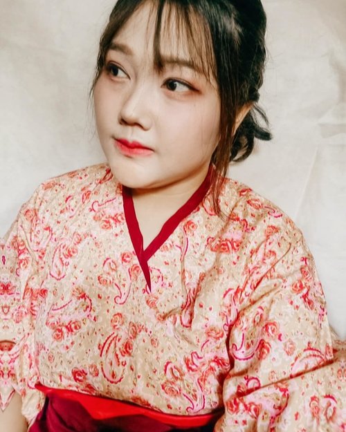 Hakama (袴) adalah pakaian luar tradisional Jepang yang dipakai untuk menutupi pinggang sampai mata kaki.
Biasanya hanya dipakai oleh pria namun mulai dipakai okeh wanita.
Tradisi mahasiswi mengenakan furisode dan hakama ketika diwisuda merupakan peninggalan zaman Meiji.Ketika itu, perempuan mulai diizinkan bersekolah, dan mereka mengenakan kimono sewaktu pergi ke sekolah. Ketika duduk di kursi, bagian bawah kimono menjadi tidak rapi. Kementerian Pendidikan Jepang sewaktu mendirikan sekolah putri, menetapkan setelan kimono dan hakama yang dulunya hanya dipakai pria, sebagai seragam untuk murid perempuan dan guru wanita