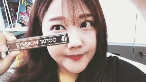 Review Eyebrow Tattoo Pen @wangskin.co.kr ....Easy to use, need only 45 minutes- 1 hour to make it more visible, waterproof, and smudgeproof, available in 2 shades dark and light brown, I used dark brown one to suit my haircolors. Overall impression it's really help me to build an eyebrow without re-applying when I need to go outside and use make up 😂. It looks like your natural eyebrow too.Interested? Where to buy? Eyebrow Tattoo Penhttps://hicharis.net/shashidiana/58h..Or you can dm me for further info #charis #charisceleb @charis_official #wangskin@beautybloggerindonesia #beautybloggerindonesia #clozetteid